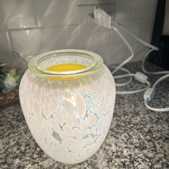 Scentsy White and Yellow Warmer - Picture 3 of 3